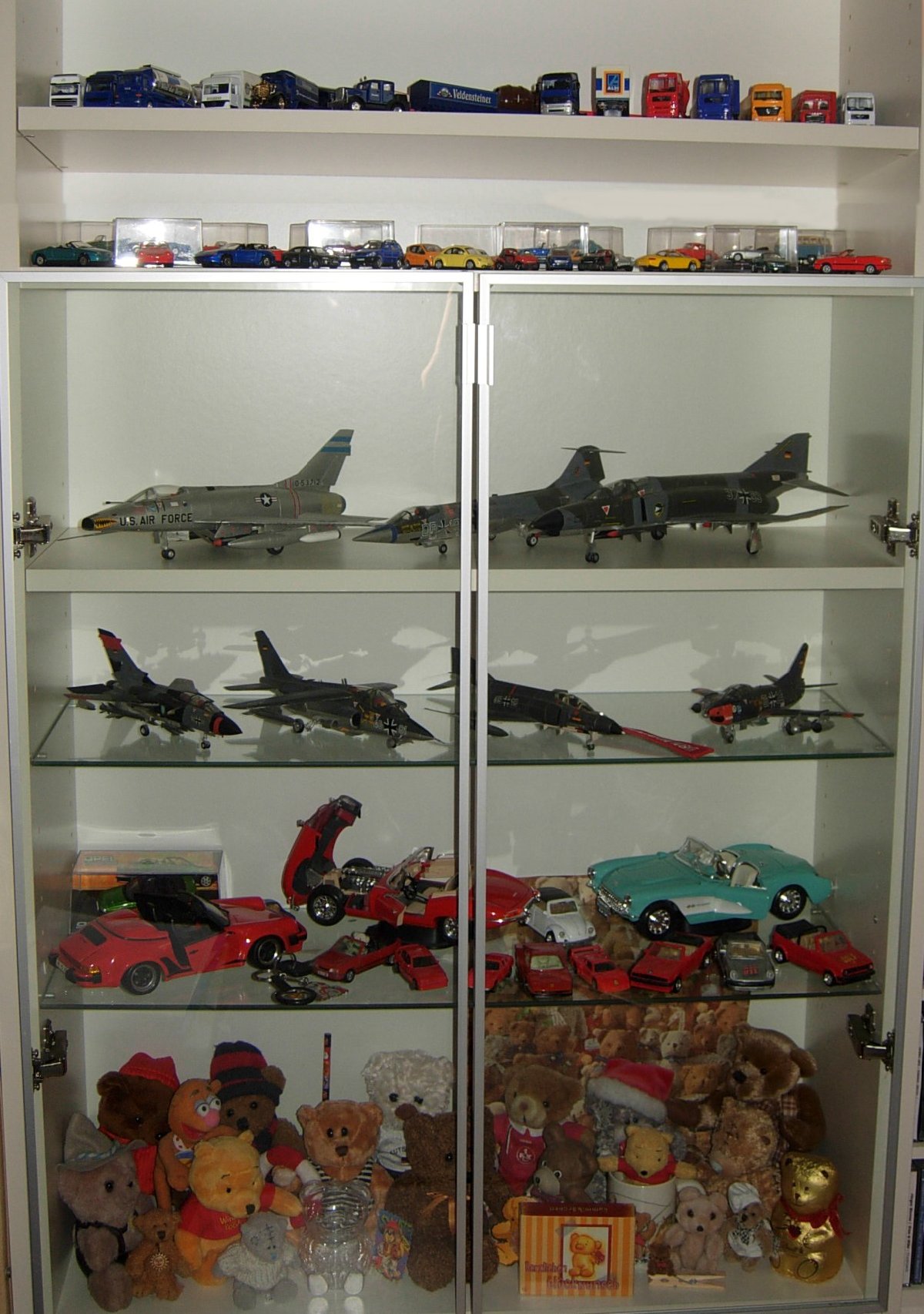 Vitrinenschrank